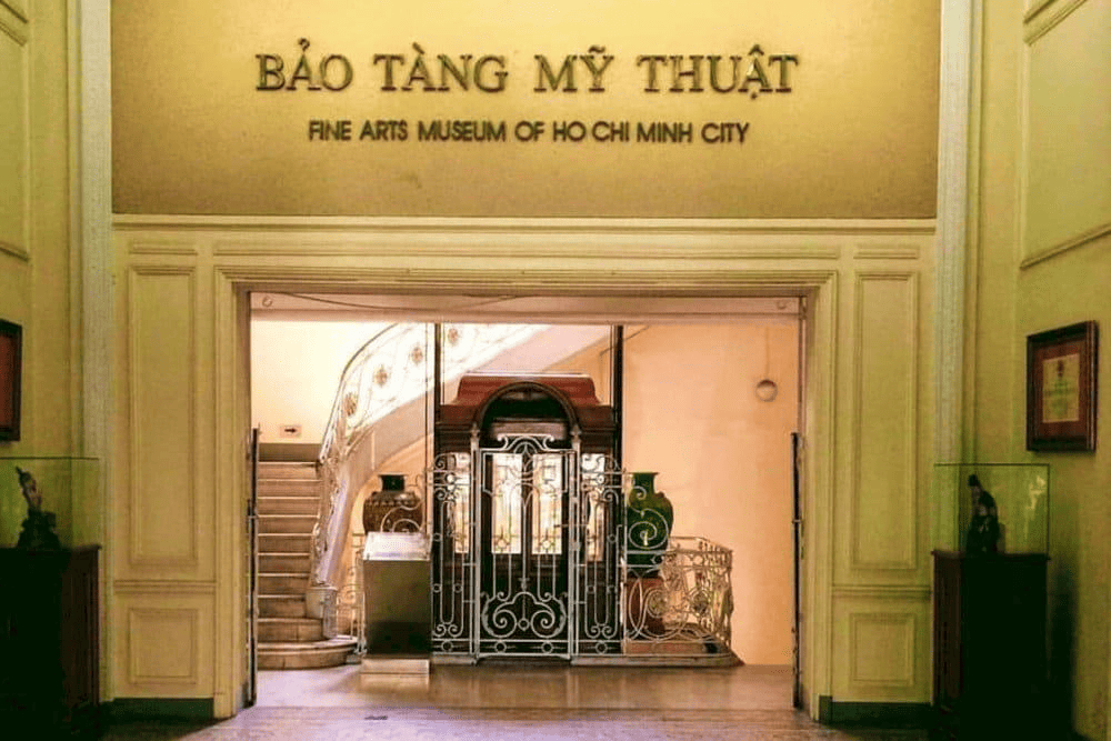 The museum's interior exudes a cozy ambiance, with traditional patterned tiles flooring that adds a sense of harmony to the entire room (Source: Fanpage Bảo tàng Mỹ thuật TP. HCM - Fine Arts Museum, HCMC)